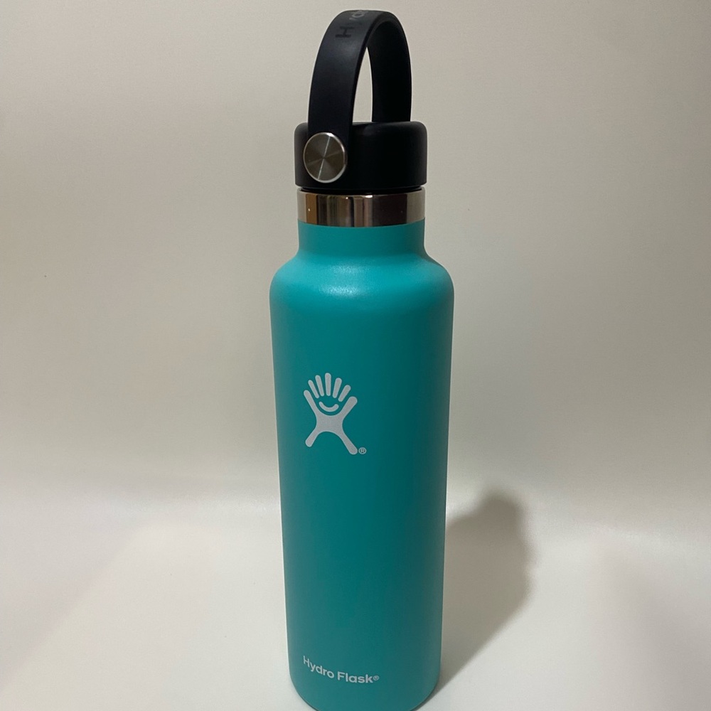 Hydro Flask 21 oz Aqua Bottle With Black Handle